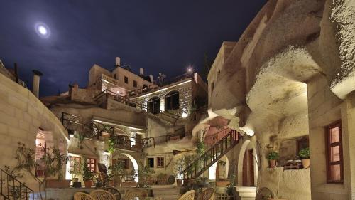 Shoestring Cave House