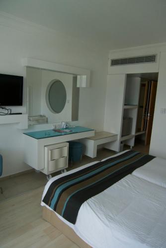 Leonardo Plaza Cypria Maris Beach Hotel & Spa