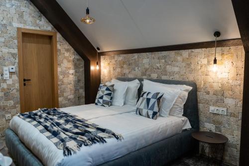 103 Alpine Hotel