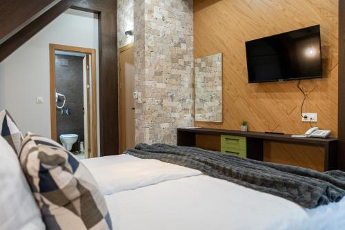 103 Alpine Hotel