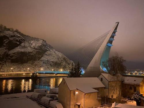 Modern APT with river view near city center&train