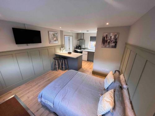 Seaview 1 bed open condo - free parking