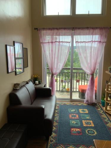 Bright and Sunny Condo with Balcony min 2 nights