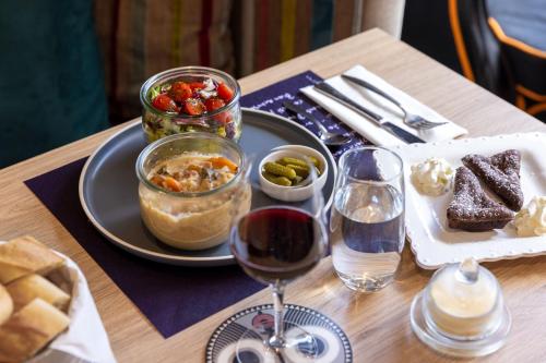 Hotels Le Du Dauphin Les Logis