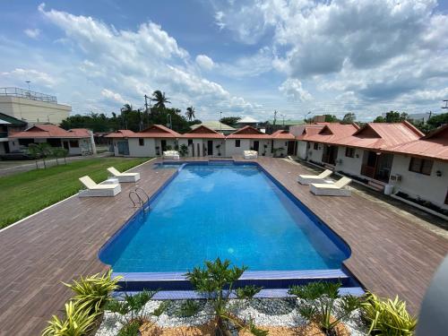Shoreland Beach Resort by Cocotel