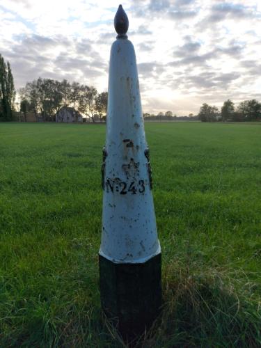 Bij grenspaal 243