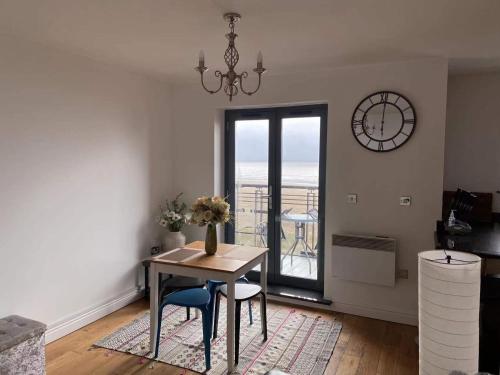 Beach Front APT with Stunning Sea View