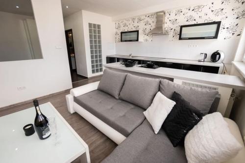 Great Apartment Blck&Wht near center & own parking