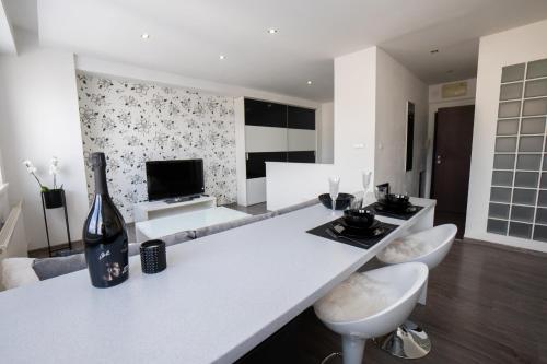 Great Apartment Blck&Wht near center & own parking