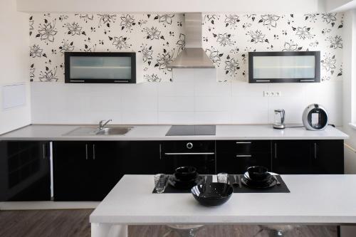 Great Apartment Blck&Wht near center & own parking