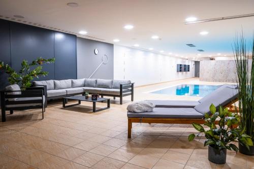 Feel Good Club & Hotel