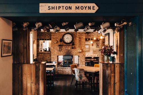 The Cat & Custard Pot Inn