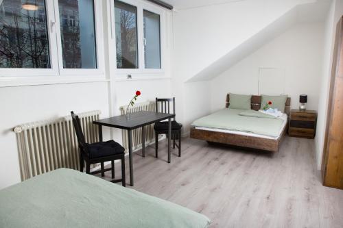 RUSTICO INN - SIMPLE ROOMS -- OLMA Messen & Autobahn 1 Min, HSG 6 Min, Spital 7min, günstige Parkplätze