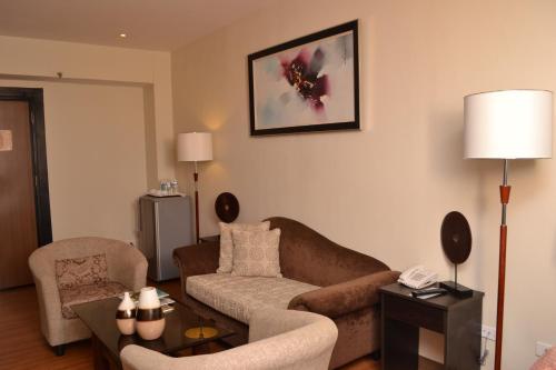 The Pinnacle Hotel and Suites