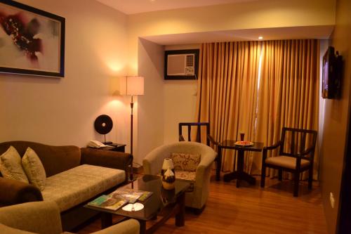 The Pinnacle Hotel and Suites