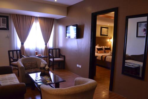 The Pinnacle Hotel and Suites