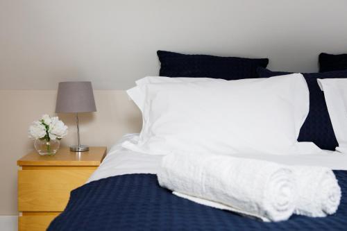 Orchard Croft Lodge ", DOG FRIENDLY, Ideal for Goodwood Events, 5 Minutes from Southend Barns, 9 Minutes From Sandy West Wittering Beach, 2 Bathrooms, Can Sleep 8 On Request, Free Wi-Fi & Sky Sports, Quiet Location, Zip & Link Super-King beds