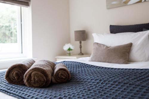 Orchard Croft Lodge ", DOG FRIENDLY, Ideal for Goodwood Events, 5 Minutes from Southend Barns, 9 Minutes From Sandy West Wittering Beach, 2 Bathrooms, Can Sleep 8 On Request, Free Wi-Fi & Sky Sports, Quiet Location, Zip & Link Super-King beds