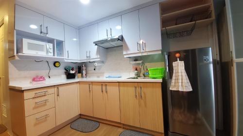 Cozy Condo at Pine Suites Tagaytay with WIFI Netflix & Pool