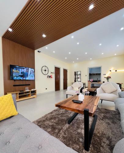 Luxury 3BR Villa w Plunge Pool near SM Batangas City- Instagram-Worthy