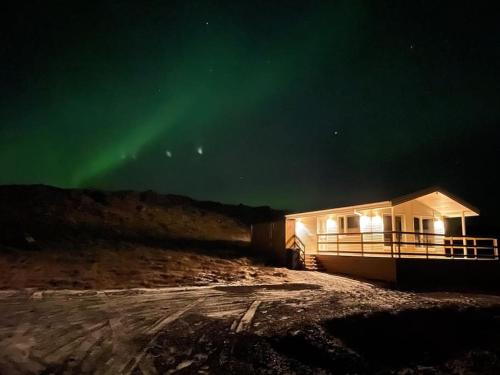 EYVÍK Cottages - Private HOT TUB!