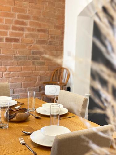 Freshly renovated 2 bedroom Victorian town house