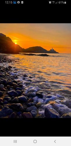 Inalong - Quirky property with sea views above an Ale House