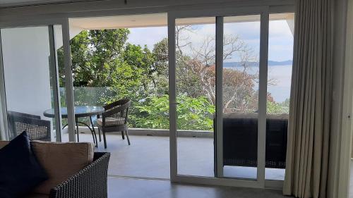 Amal Villa - Luxury 2 Bed, 2 Bath Apartment with Panoramic Ocean Views, Peaceful, Private Beach