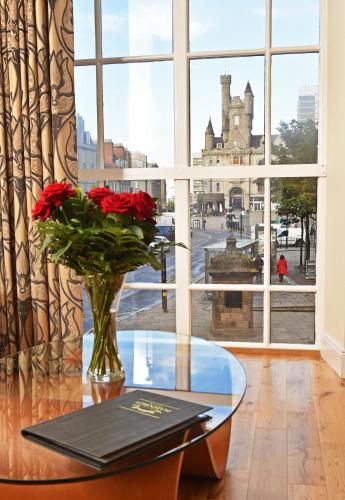 Royal Athenaeum Suites