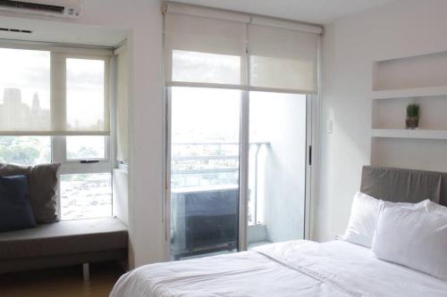 A2J Luxury 1BR BGC Balcony Suite Near BurgosCircle