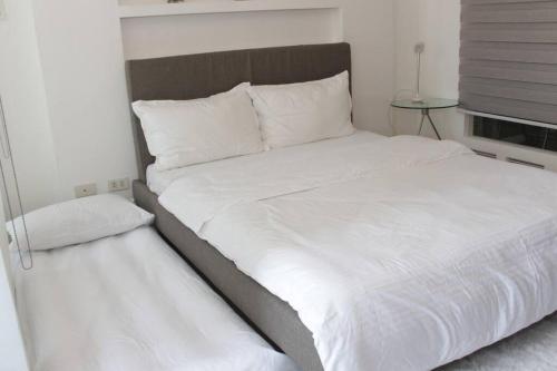 A2J Luxury 1BR BGC Balcony Suite Near BurgosCircle