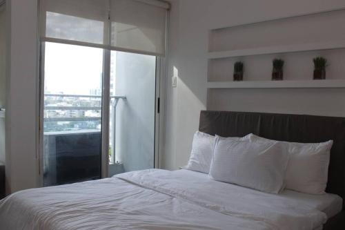 A2J Luxury 1BR BGC Balcony Suite Near BurgosCircle