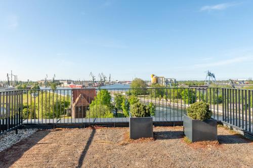 Chlebova - Riverside View Terrace, Free Parking, Gym & Kidsplay by Downtown Apartments