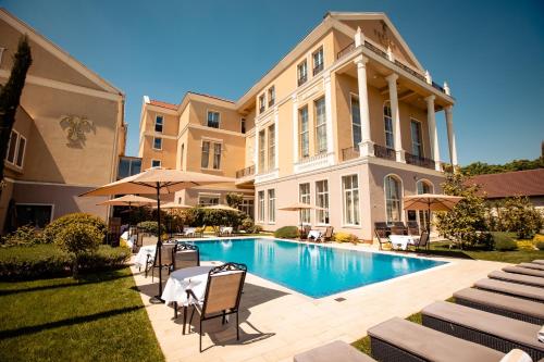 Tresor Le Palais Timisoara, Curio Collection by Hilton