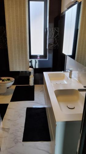 Chambre deluxe au 2ème étage, chambre double au 4ème étage NOT A HÔTEL