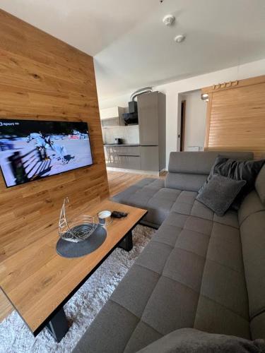 Luxusní Apartmán GRAND v centru Harrachova se soukromou Mega terasou, s privátním parkováním zdarma, s možností dobíjení wallbox EV a výhledem na Harrachovský kostelíček