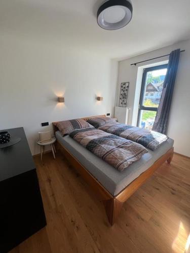 Luxusní Apartmán GRAND v centru Harrachova se soukromou Mega terasou, s privátním parkováním zdarma, s možností dobíjení wallbox EV a výhledem na Harrachovský kostelíček