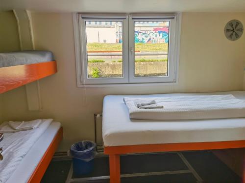 Eastern Comfort - The Swimming Hostel