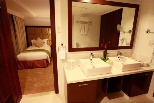 Discovery Suites