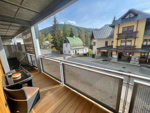 Luxusní apartmán GRAND v centru Harrachova se saunou, wallboxem EV, parkováním zdarma, Netflix a HBO, velkým balkonem a výhledem na Čertovu horu ,sjezdovku a skokanské můstky