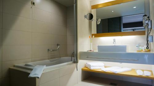 Alexander Beach Hotel & Convention Centre