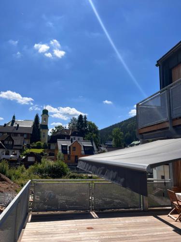 Luxusní Apartmán GRAND v centru Harrachova se soukromou Mega terasou, s privátním parkováním zdarma, s možností dobíjení wallbox EV a výhledem na Harrachovský kostelíček