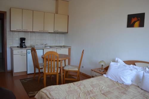 Flora Apartments - Daisy
