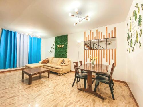 RUSTIC THEMED - 2BR TownHouse - near Clark Airport - TRP4