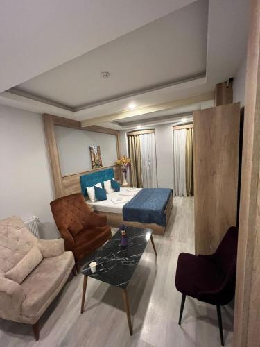 Destinia Pera Suites