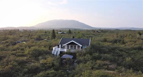 黄金圈度假屋（Golden Circle Vacation Home）配备温泉浴缸和壁炉
