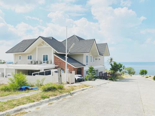 4 Bedroom Beachfront House with Private Pool in Batangas