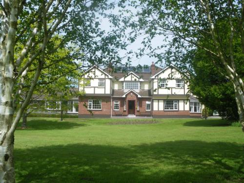 Redwood Country House & Apartments