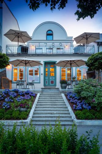 Kapitaenshaus in Wasserlage! Traumapartments Warnemuende