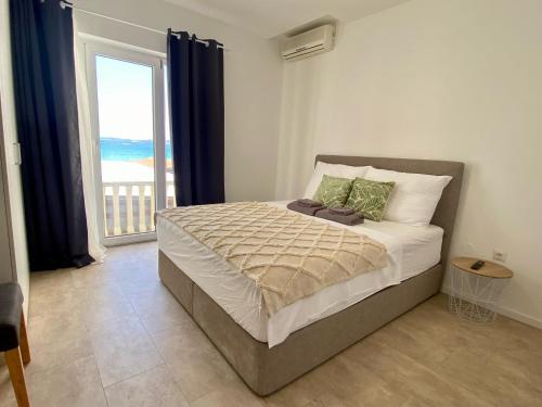 Beachfront Apartments and Rooms